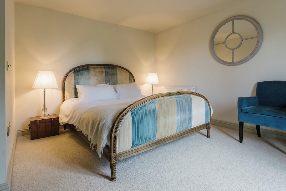 grand room | 1 bedroom, premium bedding, down duvets, in-room safe