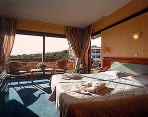 Minibar, in-room safe, soundproofing, free WiFi - Plaza Vouliagmeni Strand Hotel (Vari-Voula-Vouliagmeni)