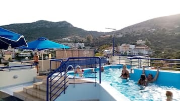 Piscine extérieure, parasols de plage, chaises longues