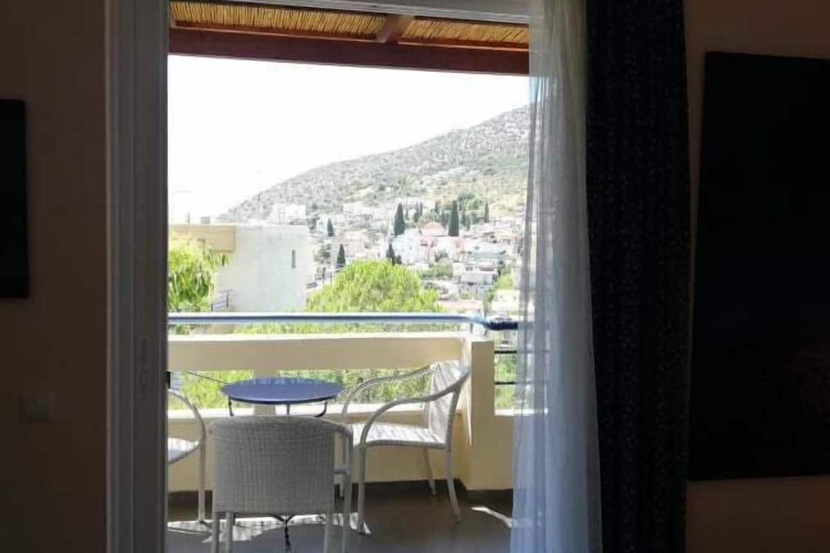 studio (2 people) | in-room safe, desk, blackout curtains, soundproofing