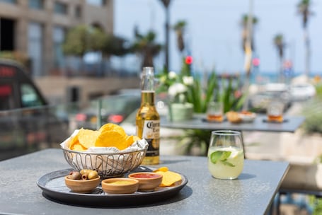 Terraço/pátio. The Savoy Tel-Aviv, Sea Side
