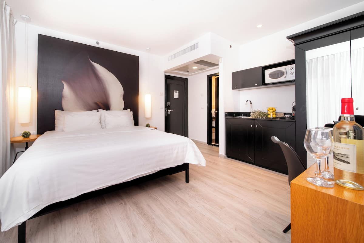 Studio City Side | 1 bedroom, premium bedding, minibar, in-room safe