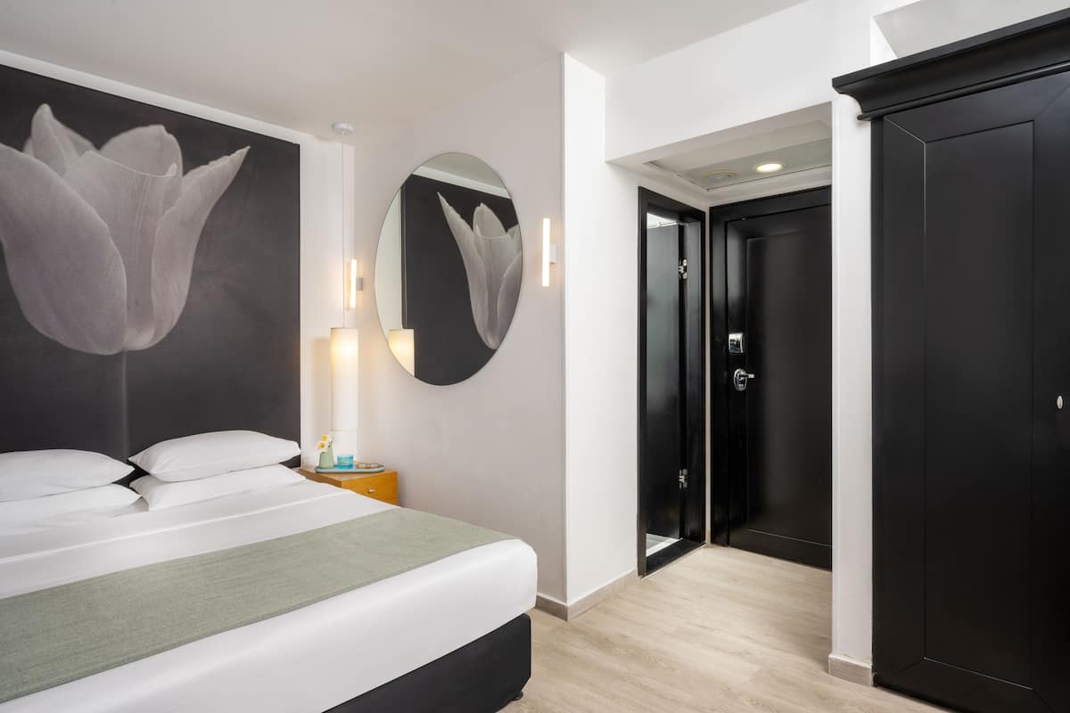 1 bedroom, premium bedding, minibar, in-room safe