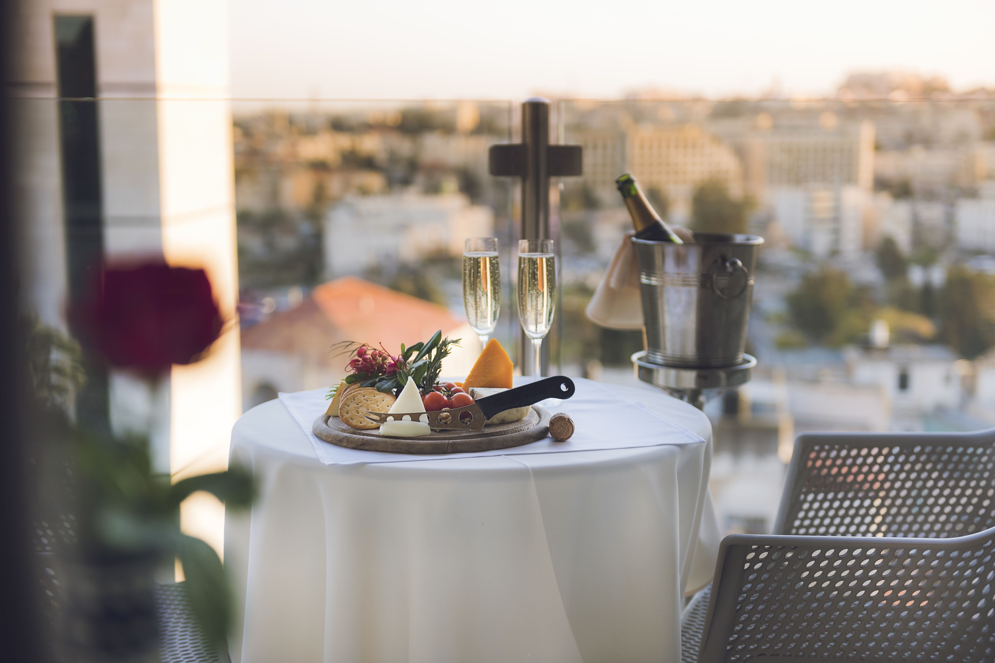 Habitación superior, 1 cama King size, balcón, vista a la ciudad | Balcón