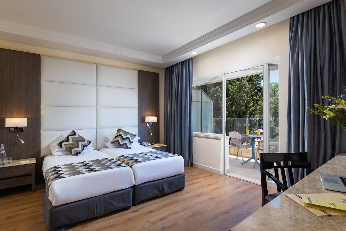 Superior-Zweibettzimmer, Balkon, Stadtblick | Zimmersafe, schallisolierte Zimmer, Bügeleisen/Bügelbrett