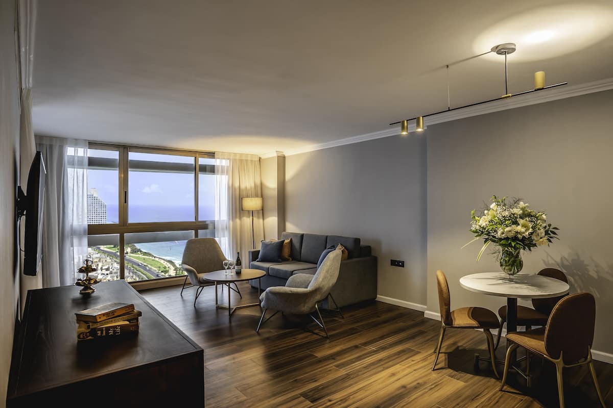 Premier Suite, Balcony, Sea View | Living area | 32-inch Smart TV with digital channels, TV, table tennis