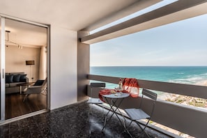 Premier-sviitti, parveke, merinäköala | Terassi/patio