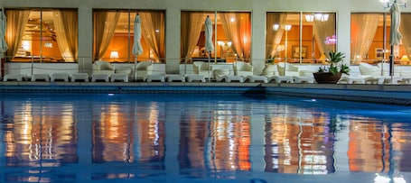 Fachada de la propiedad por la tarde o noche