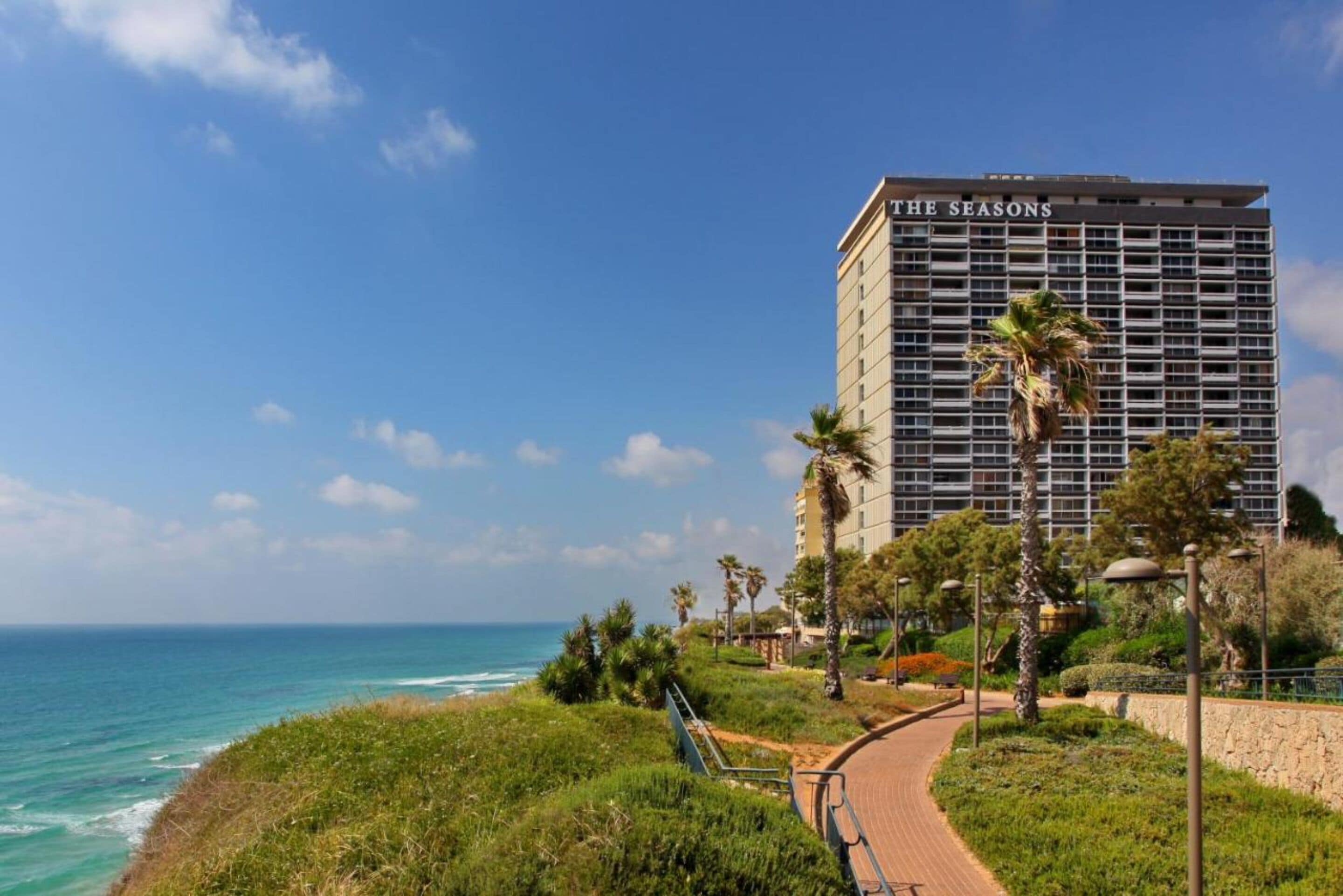 Un hotel frente al mar llamado "The Seasons" con vistas al océano.