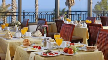 Desayuno buffet (ILS 100 por persona)