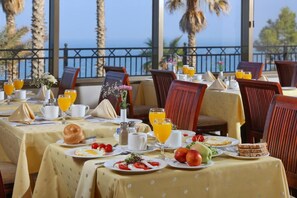 Se ofrece un desayuno bufé (100 ILS por persona)