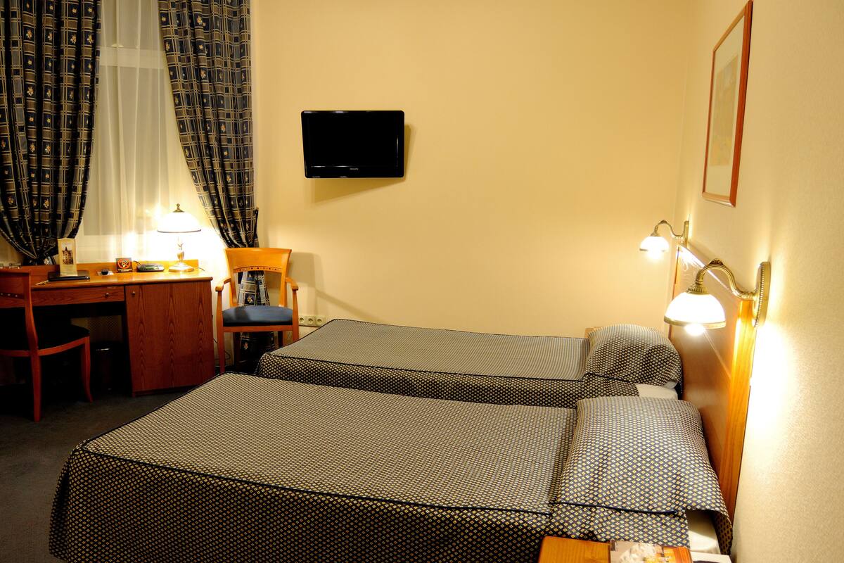 Standard Room | Minibar, in-room safe, desk, soundproofing
