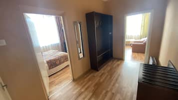 Family Room | Bathroom | Shower, free toiletries, hair dryer, slippers