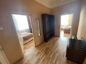 Family Room | Bathroom | Shower, free toiletries, hair dryer, slippers