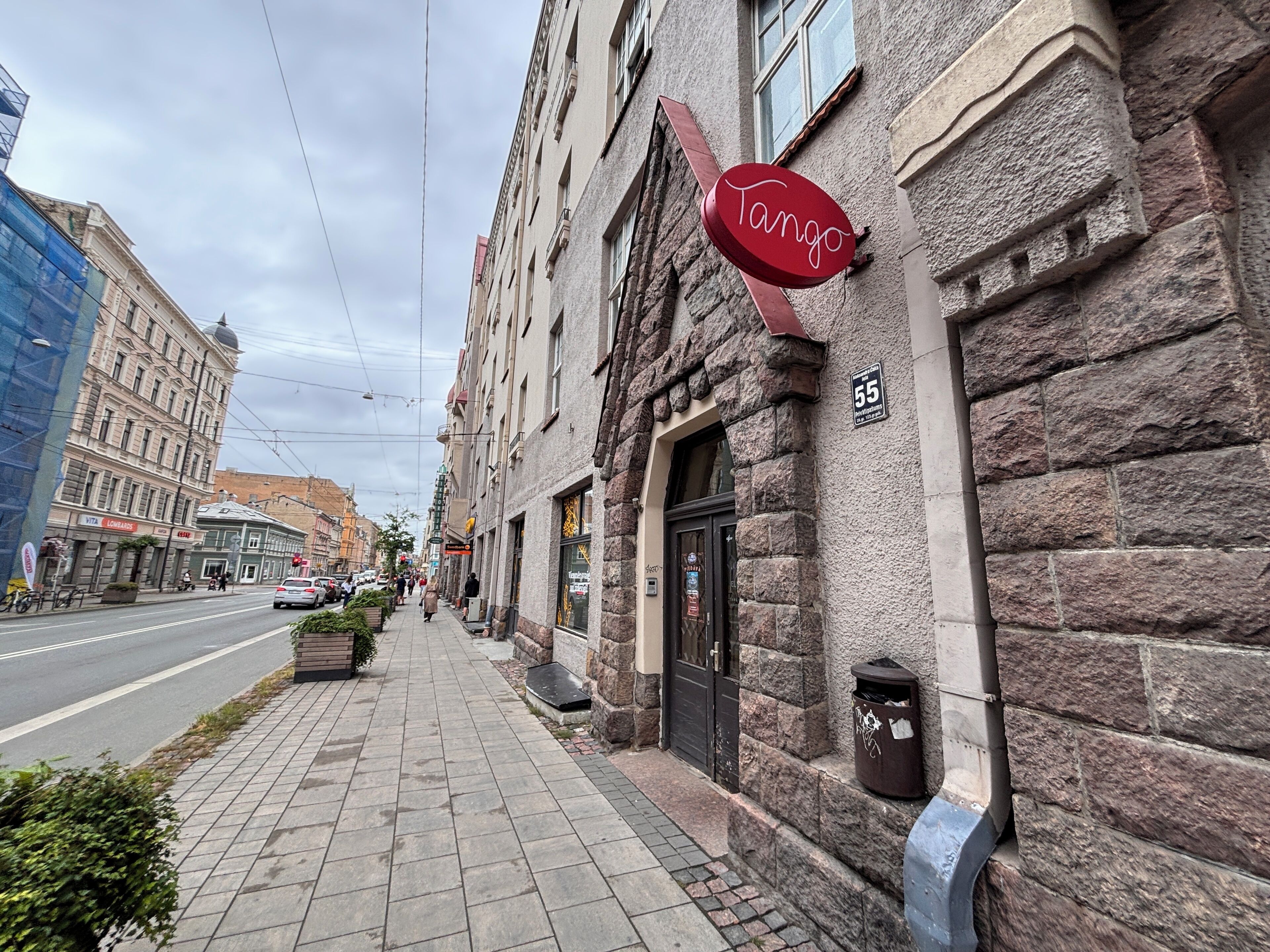 Vista frontal de la propiedad