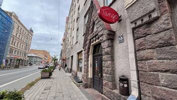 Vista frontal de la propiedad