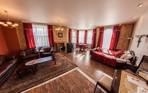 Superior Suite, 1 Double Bed | Living area | 32-inch TV with cable channels