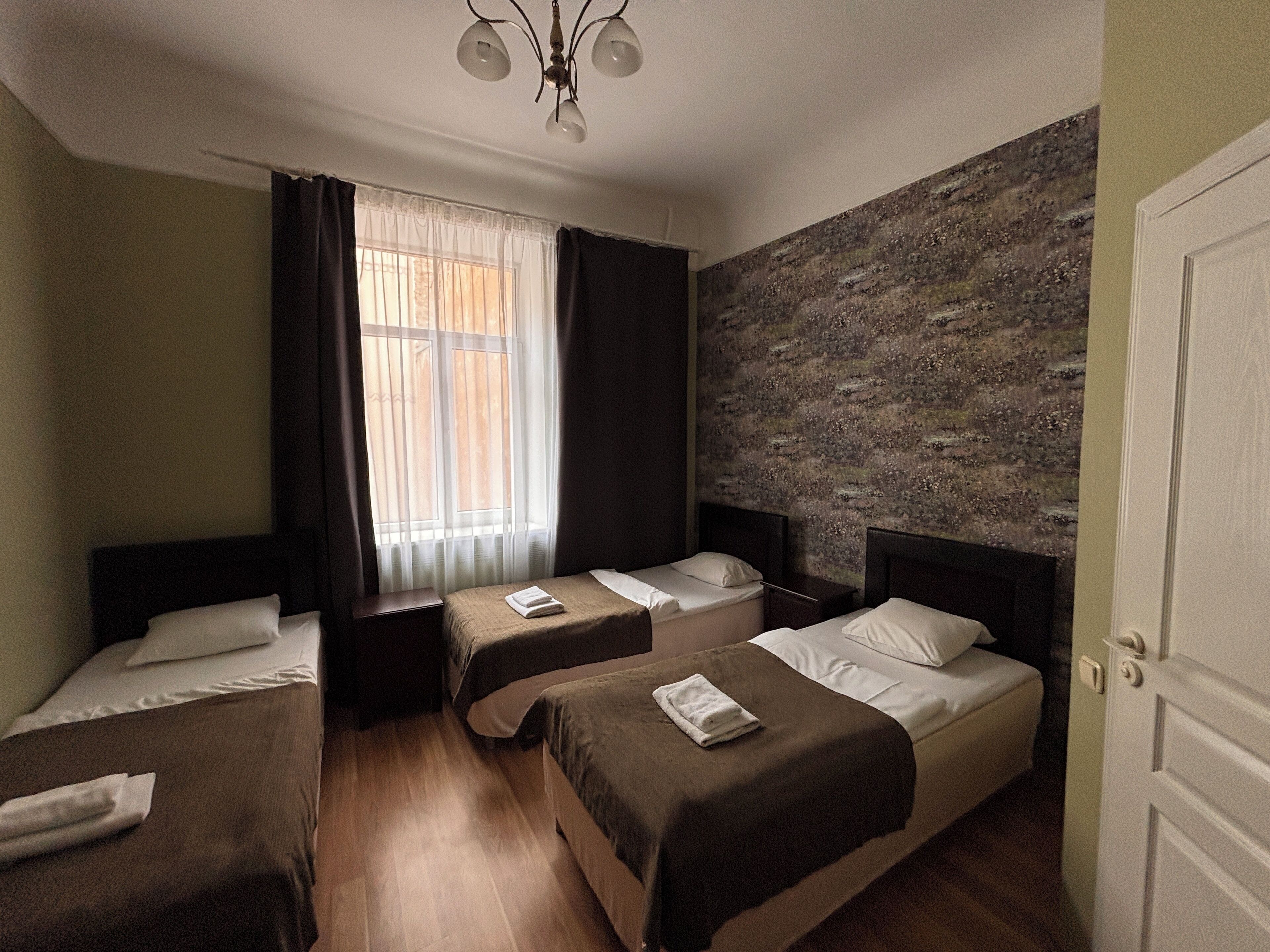 Herbergi fyrir þrjá - 3 einbreið rúm | Sérhannaðar innréttingar, sérvalin húsgögn, skrifborð