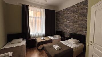 トリプルルーム シングルベッド 3 台 | 客室ごとに異なる装飾、客室ごとに異なるインテリア、デスク、ノートパソコン用作業スペース