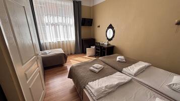 Habitación triple, 3 camas individuales | Baño | Regadera, amenidades de baño gratuitas, secadora de cabello, pantuflas