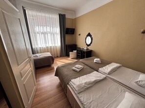 Driepersoonskamer, 3 eenpersoonsbedden | Badkamer | Een douche, gratis toiletartikelen, een haardroger, pantoffels