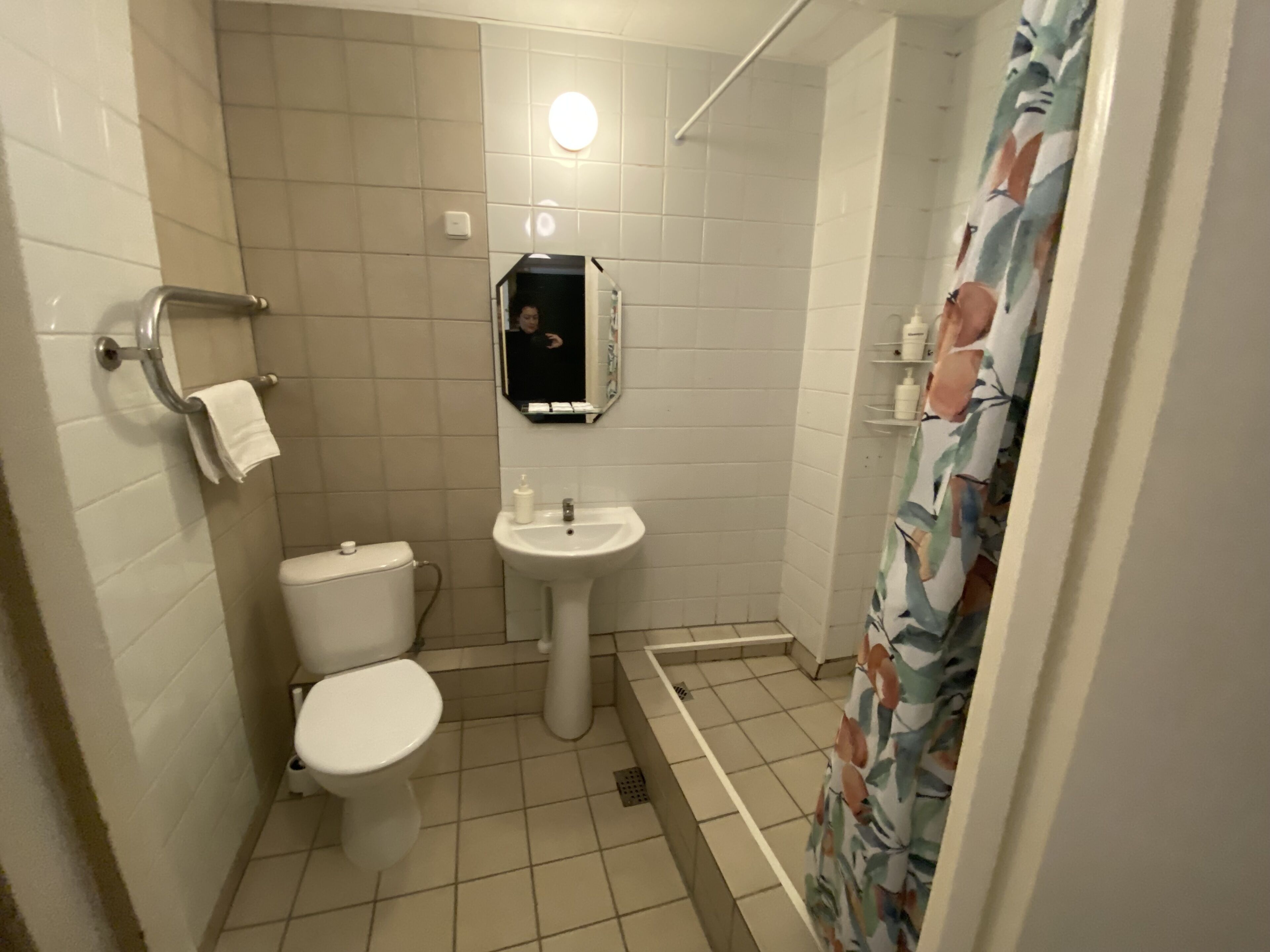 Ein kleines Badezimmer mit Toilette, Waschbecken und Dusche.