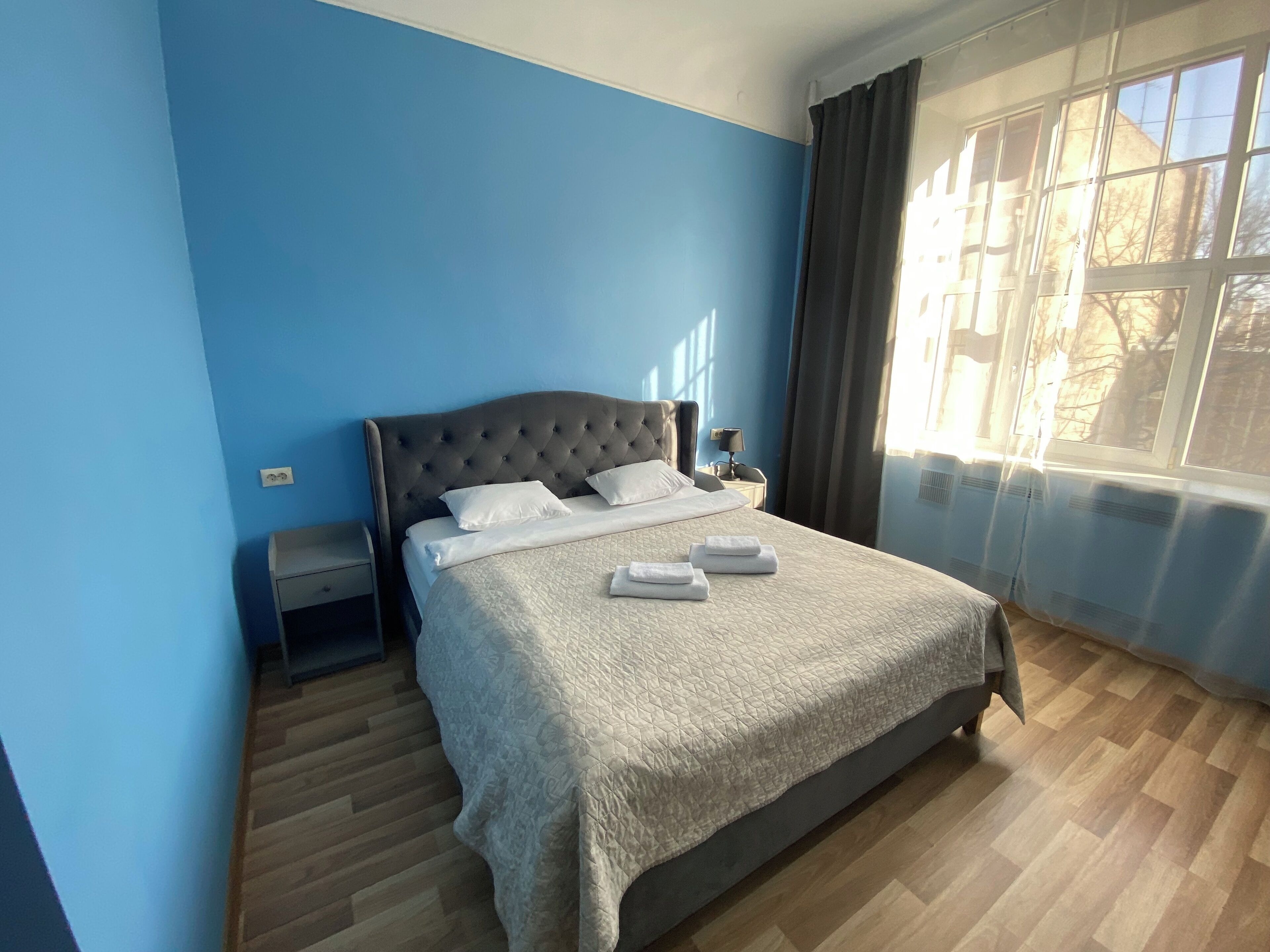 Chambre double | Décor unique, ameublement unique, bureau