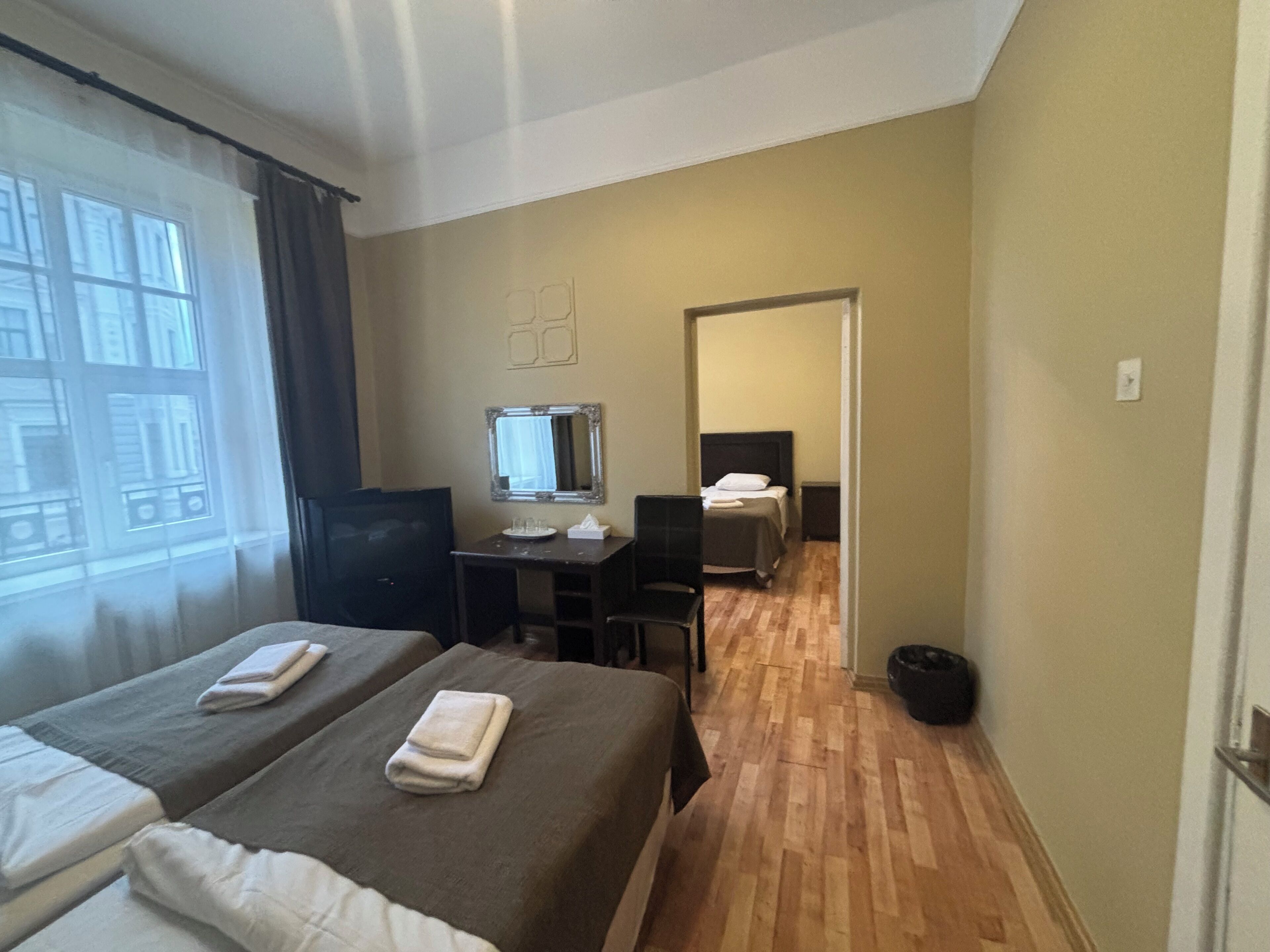 Chambre familiale | Décor unique, ameublement unique, bureau