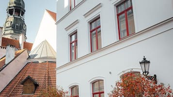 Un edificio con múltiples ventanas y una aguja de estilo tradicional.