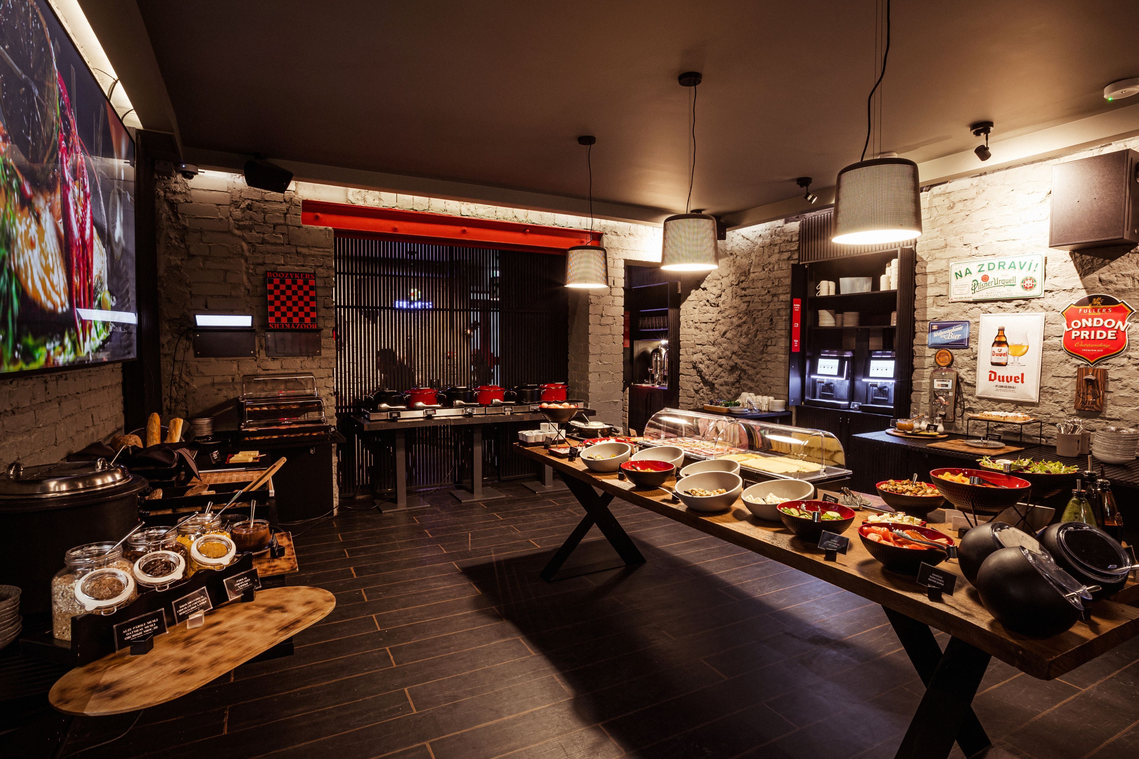 Sarapan prasmanan setiap hari (EUR 15 per orang)