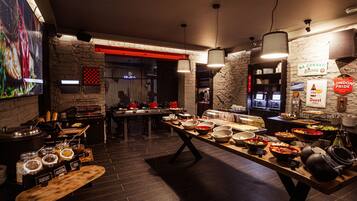 Päivittäinen buffetaamiainen (15 EUR per henkilö)