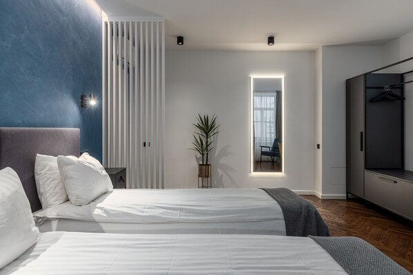 Minibar, caja de seguridad en la habitación y escritorio 