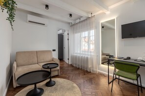 Suite | Minibar, caja de seguridad en la habitación y escritorio 