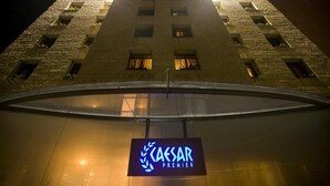 Un edifici amb un rètol que diu "CAESAR PREMIER" a l'entrada.