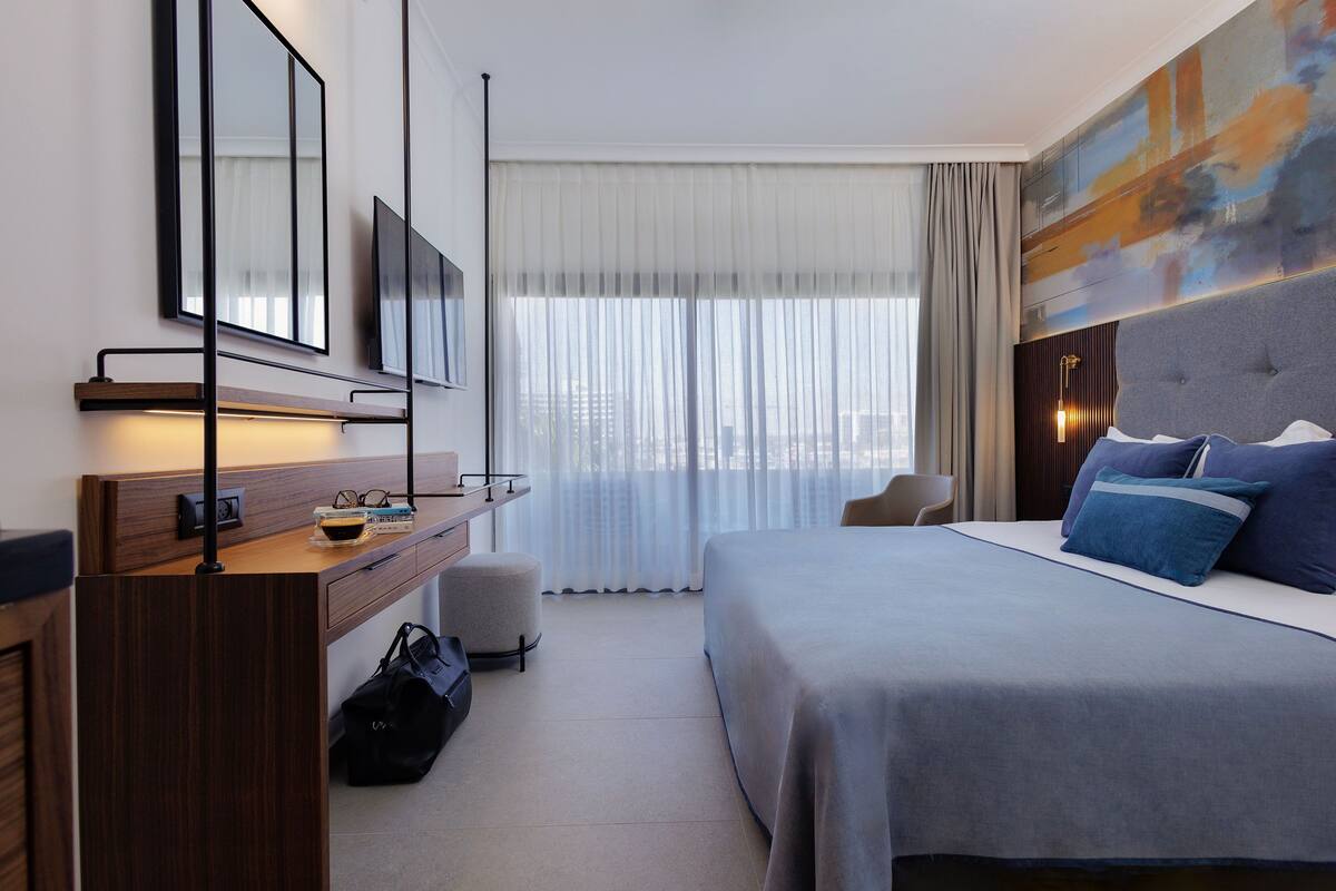 Minibar, in-room safe, iron/ironing board, free WiFi