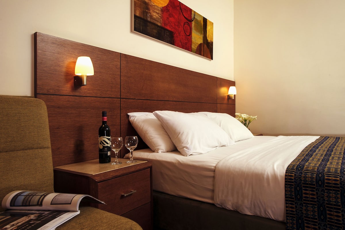 Estudio básico | Minibar y caja de seguridad en la habitación