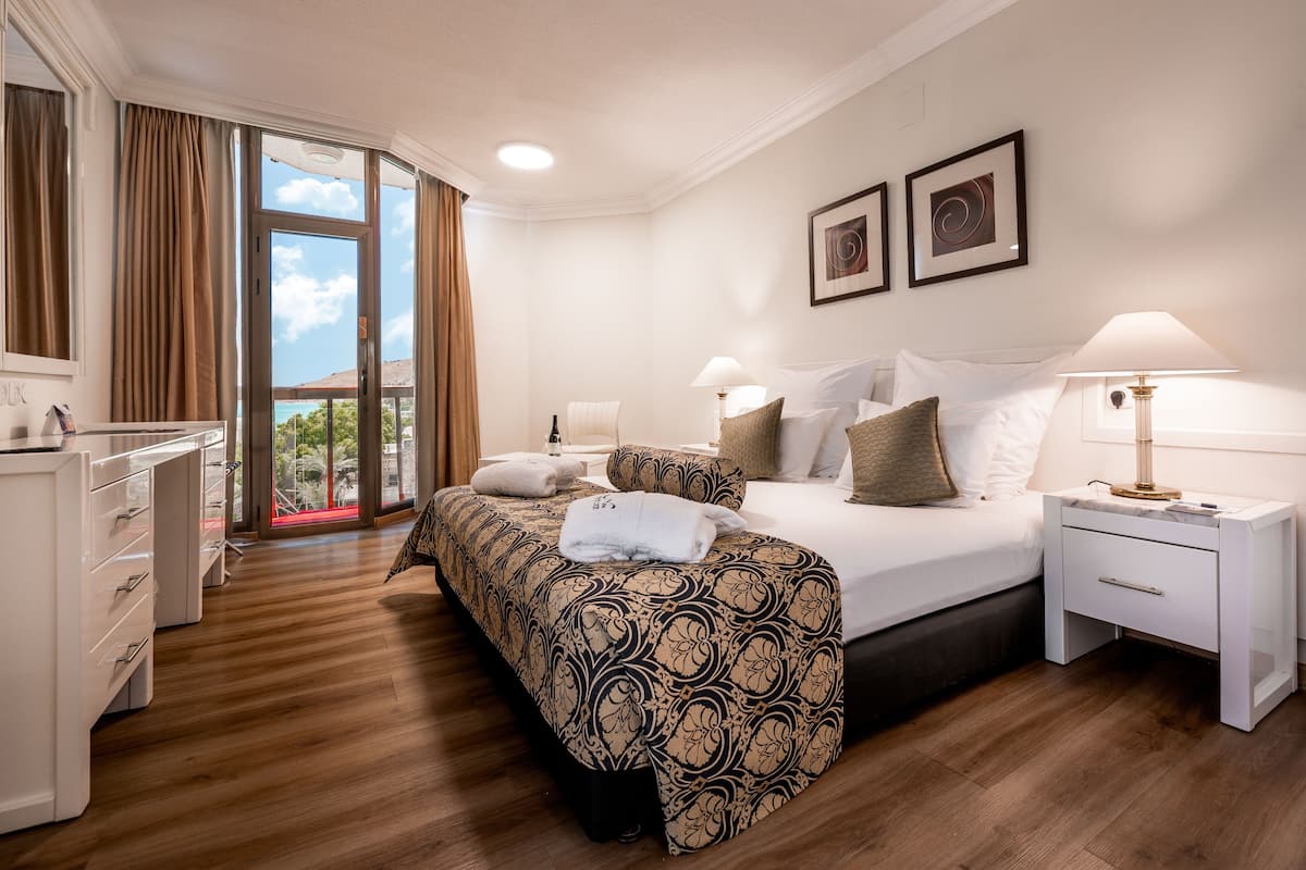 premier room, lake view | 1 bedroom, minibar, in-room safe, desk