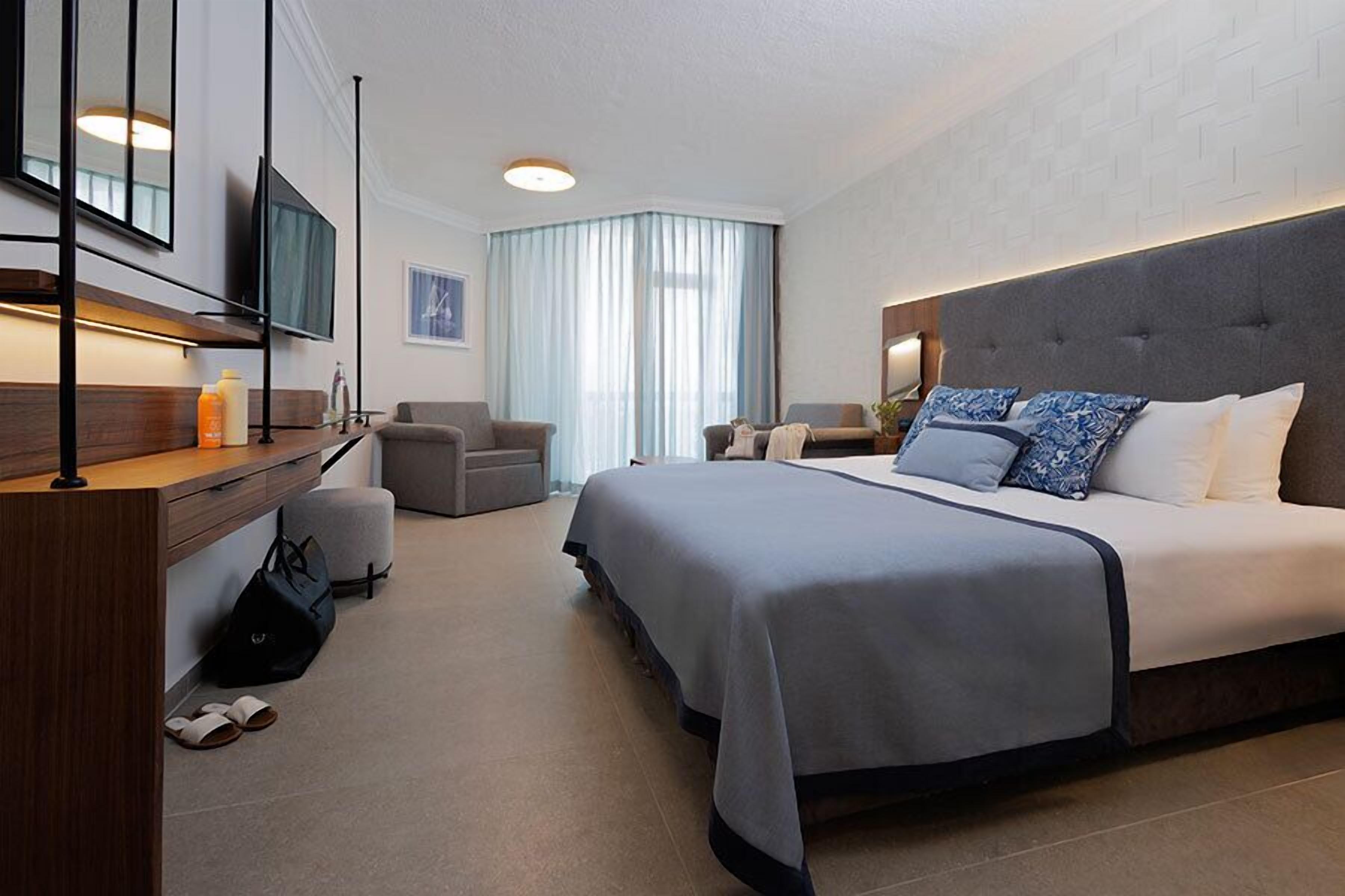 deluxe room, sea view | 1 bedroom, minibar, in-room safe, desk