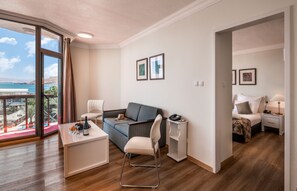 Minibar, caja de seguridad en la habitación y escritorio 