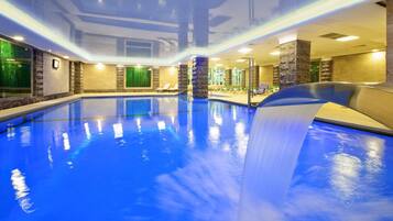 Een binnenzwembad, een seizoensgebonden buitenzwembad