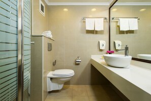 Premier Room, Lake View | Bathroom