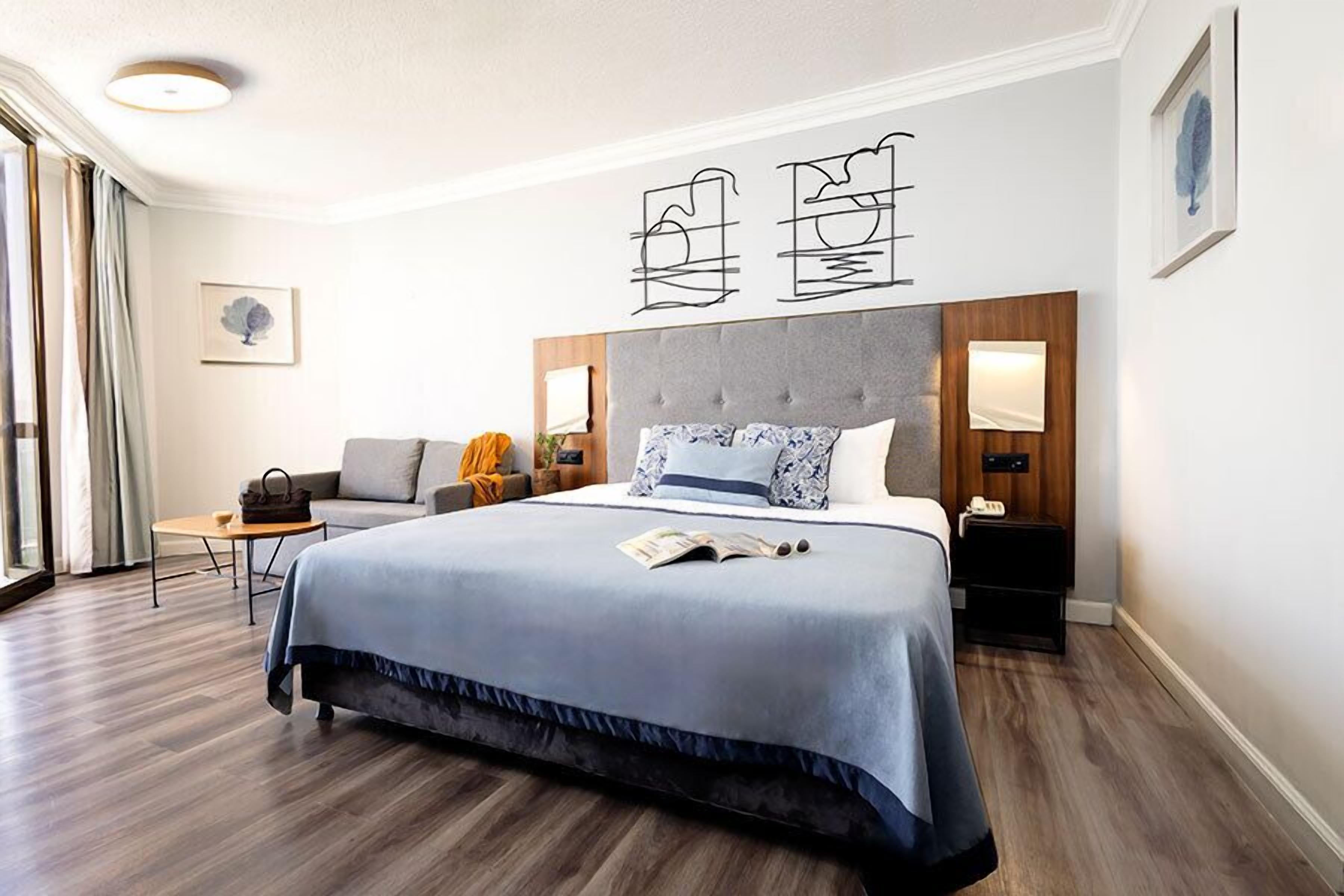 deluxe room, sea view | 1 bedroom, minibar, in-room safe, desk