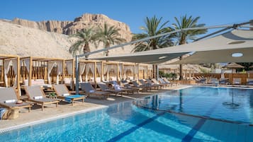 Piscine couverte, piscine extérieure, parasols de plage, chaises longues