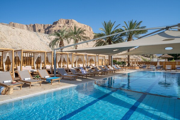 Piscine intérieure, piscine extérieure, parasols, chaises longues