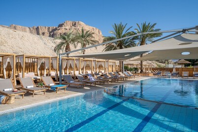 Oasis Dead Sea
