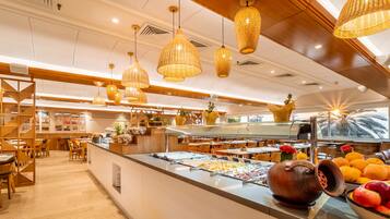 Se ofrece un desayuno continental todos los días (100 ILS por persona)