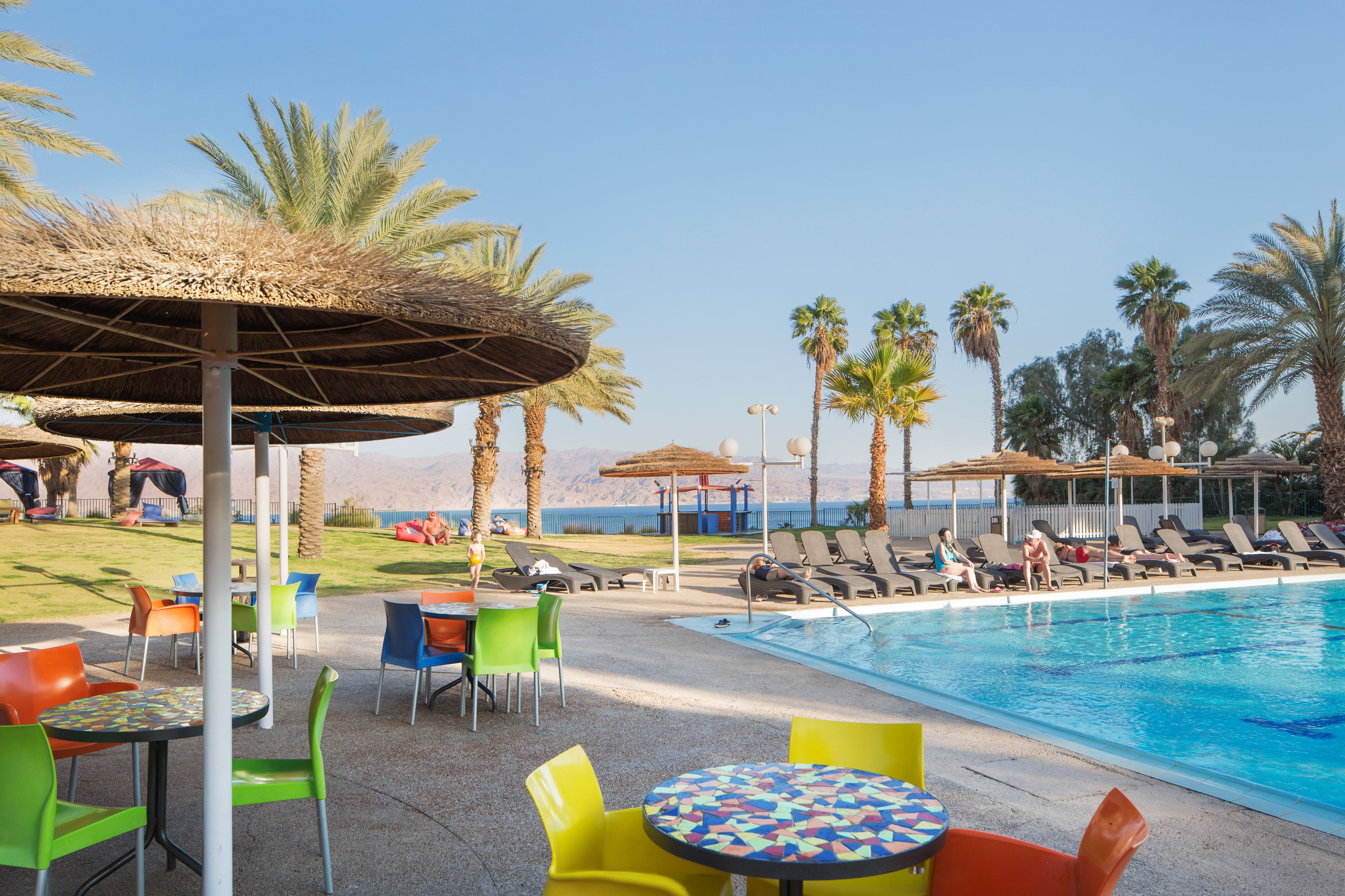 สระว่ายน้ำกลางแจ้ง, ร่มริมสระว่ายน้ำ, เก้าอี้อาบแดดริมสระ