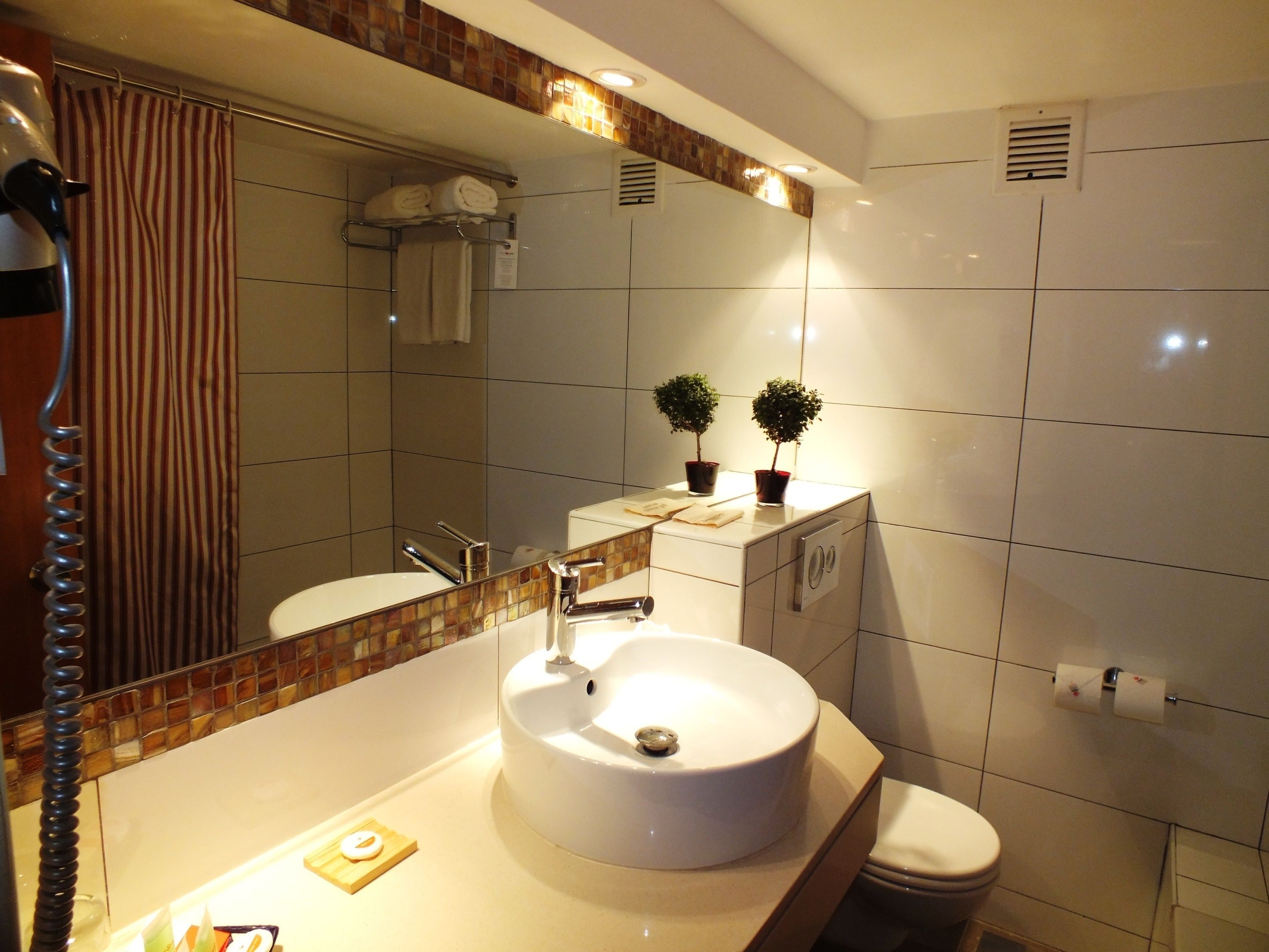 classic room | bathroom | combined shower/bathtub, free toiletries, hair dryer, towels