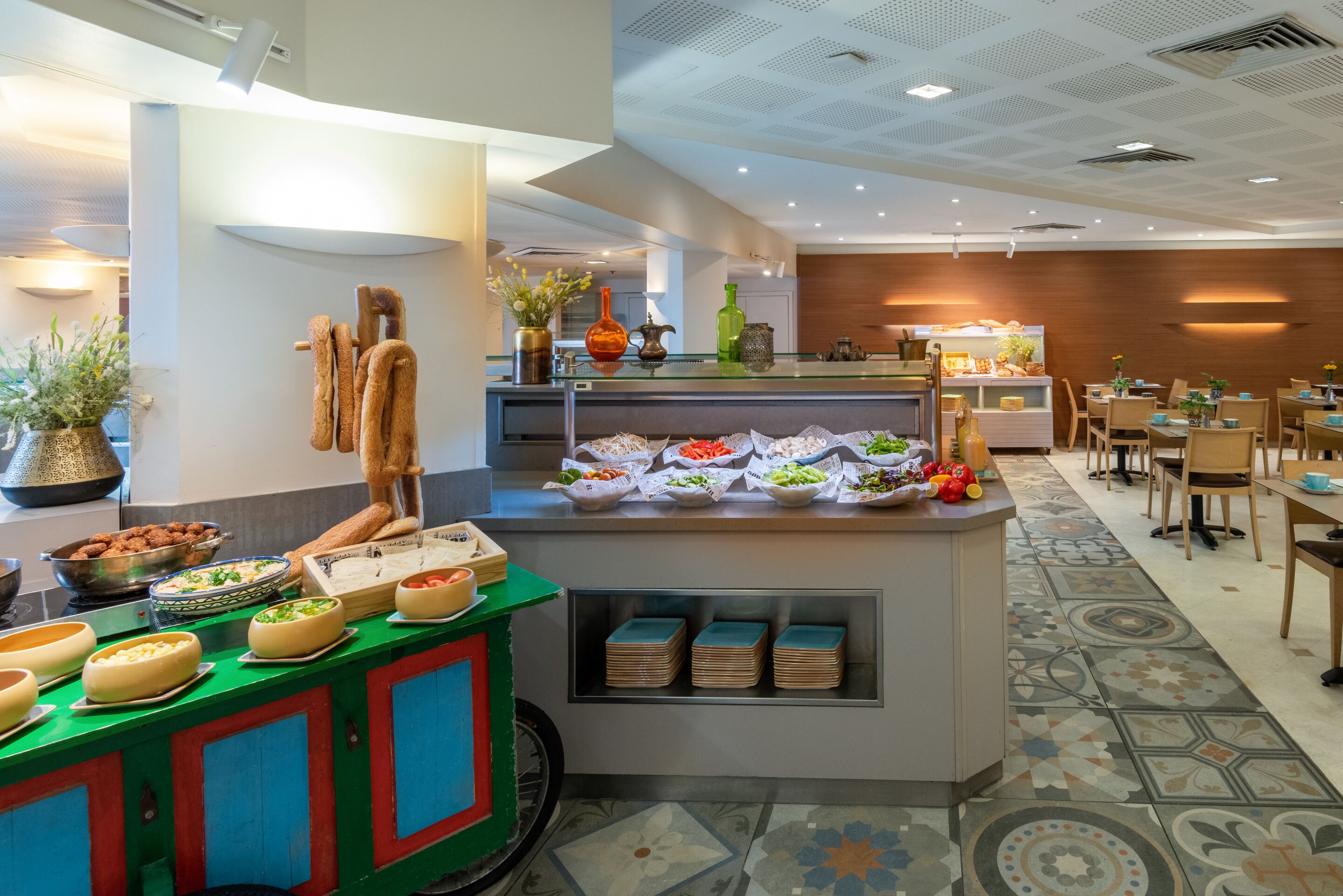 Un espace buffet proposant divers plats et une zone de restauration avec des tables et des chaises.