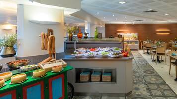 Un espace buffet proposant divers plats et une zone de restauration avec des tables et des chaises.